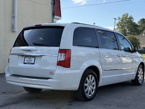 Used 2013 Chrysler Town & Country Touring FWD image 8