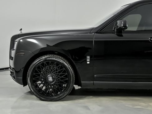 Used 2022 Rolls-Royce Cullinan w/ Dark Exterior Package image 7