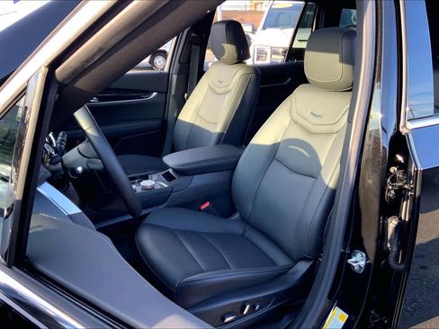 Used 2025 Cadillac XT6 Premium Luxury w/ Technology Package image 9