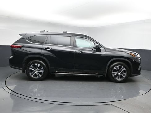 Used 2023 Toyota Highlander XLE AWD/4WD image 3