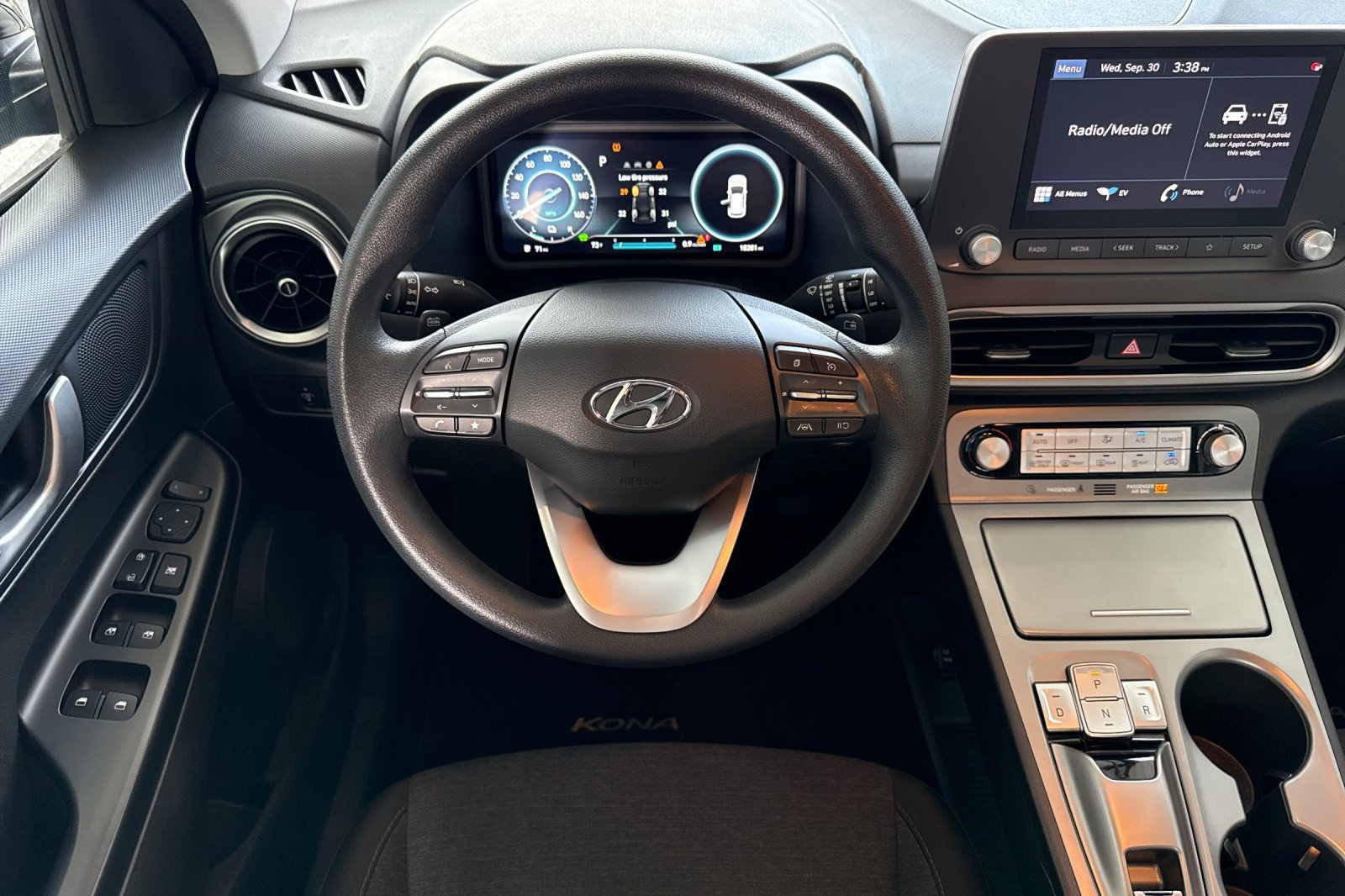 Used 2023 Hyundai Kona SE w/ Cargo Package FWD image 14