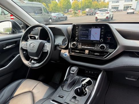 Used 2020 Toyota Highlander XLE AWD/4WD image 21