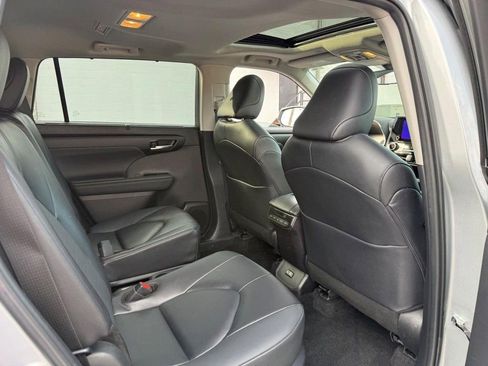 Used 2025 Toyota Highlander XLE image 12