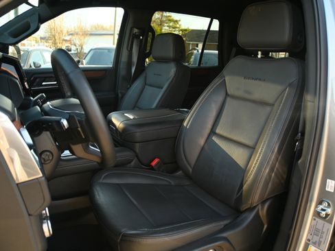 Used 2025 GMC Yukon Denali image 7