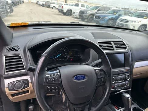 Used 2017 Ford Explorer XLT w/ Equipment Group 202A image 6