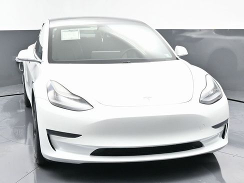 Used 2019 Tesla Model 3 Standard Range Plus image 3