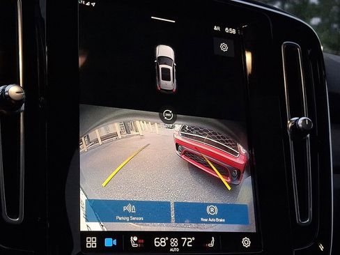 Used 2023 Volvo XC40 Recharge Ultimate image 16