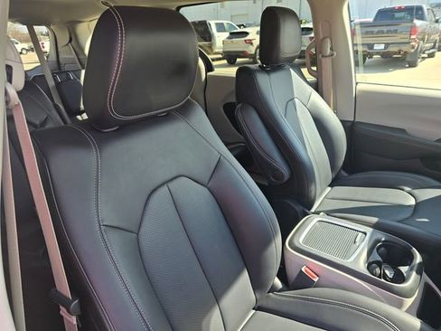 Used 2024 Chrysler Pacifica Touring-L FWD image 19