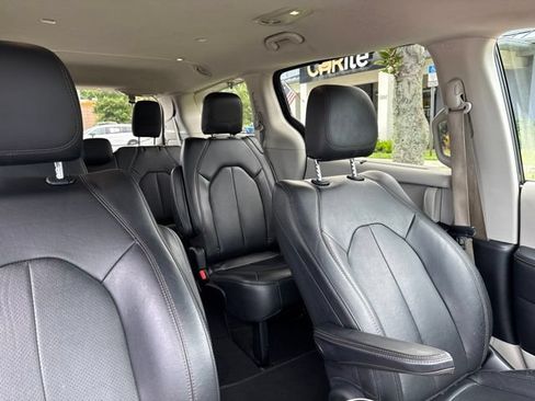 Used 2019 Chrysler Pacifica Touring-L FWD image 10