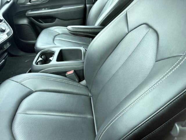 Used 2025 Chrysler Pacifica Select FWD image 5