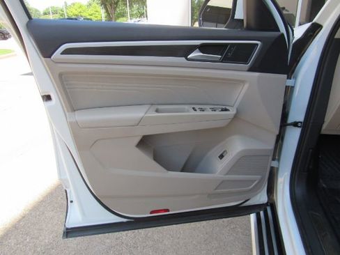 Used 2022 Volkswagen Atlas SE w/ Panoramic Sunroof Package image 11