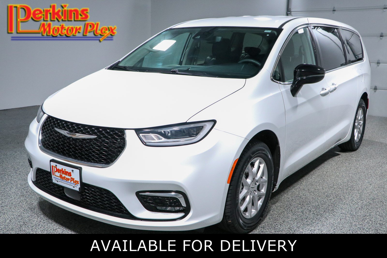 Used 2024 Chrysler Pacifica Touring-L FWD image 1