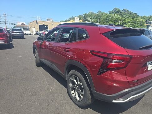 Used 2025 Chevrolet Trax LT w/ LT Convenience Package FWD image 6