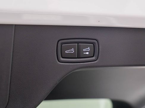 Certified 2025 Porsche Macan Electric image 34