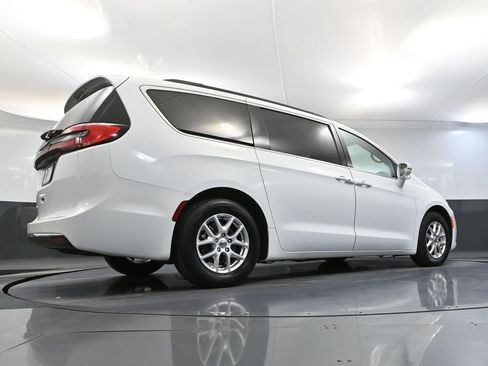 Used 2022 Chrysler Pacifica Touring-L FWD image 52