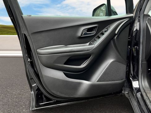 Used 2022 Chevrolet Trax LS w/ Tint and Cruise Package image 12