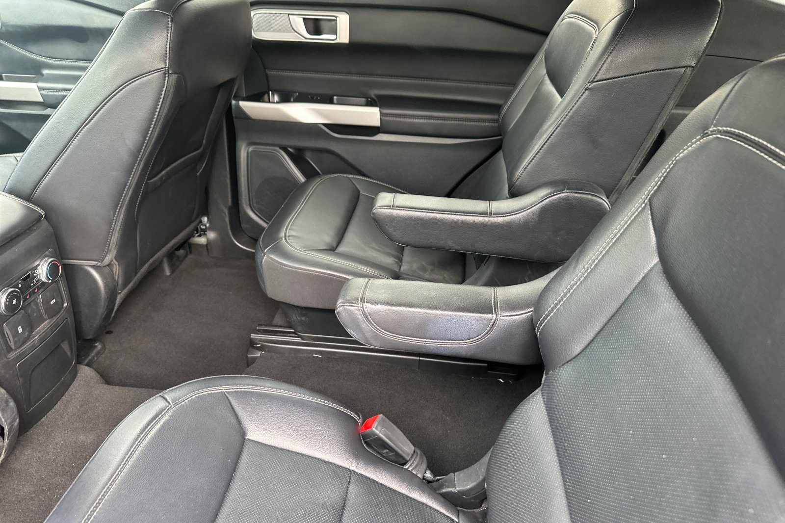 Used 2023 Ford Explorer Limited AWD/4WD image 12