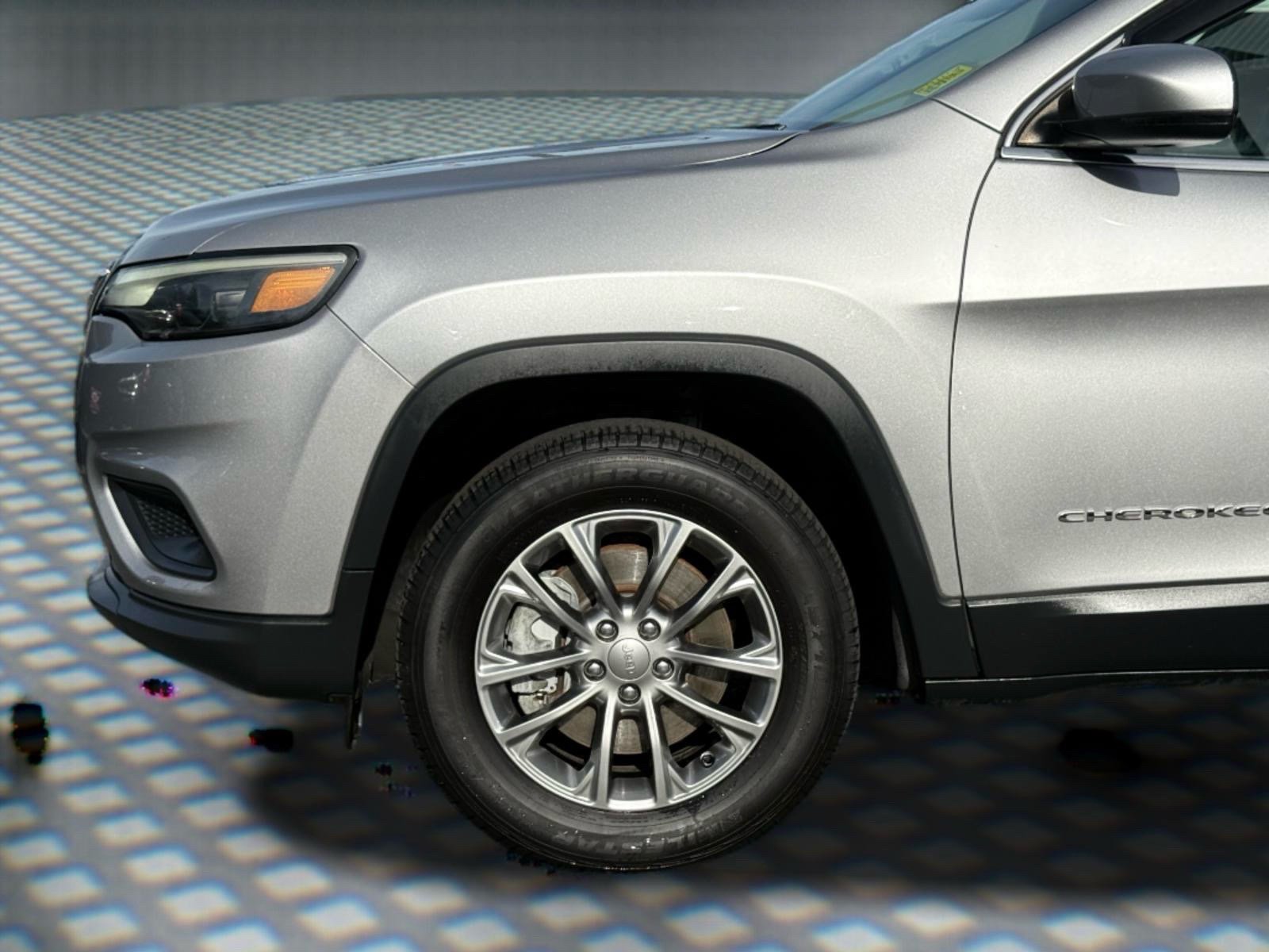 Used 2019 Jeep Cherokee Latitude Plus w/ Cold Weather Group AWD/4WD image 11