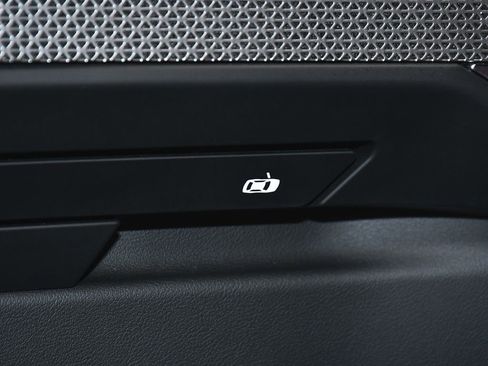 Used 2023 BMW 760i xDrive w/ Parking Assistance Package image 17