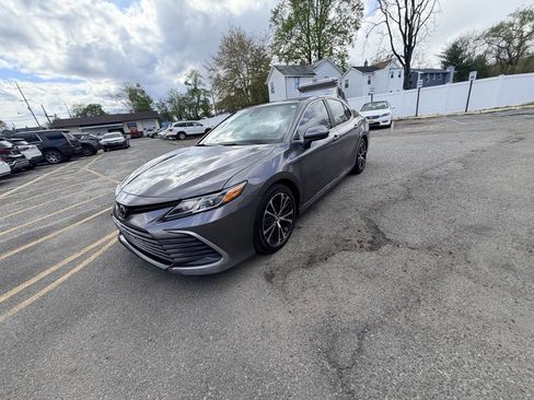 Used 2021 Toyota Camry LE image 32