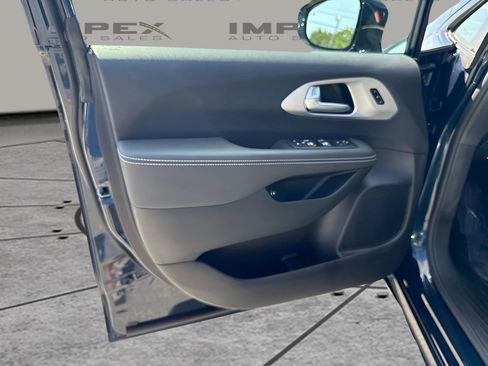 Used 2024 Chrysler Pacifica Premium FWD image 26