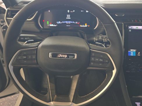 Used 2024 Jeep Grand Cherokee L Limited w/ Black Appearance Package AWD/4WD image 8
