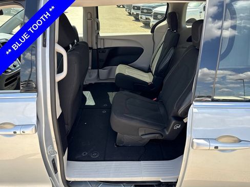 Used 2022 Chrysler Voyager LX FWD image 6