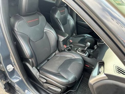 Used 2016 Jeep Cherokee Trailhawk w/ Comfort & Convenience Group AWD/4WD image 11
