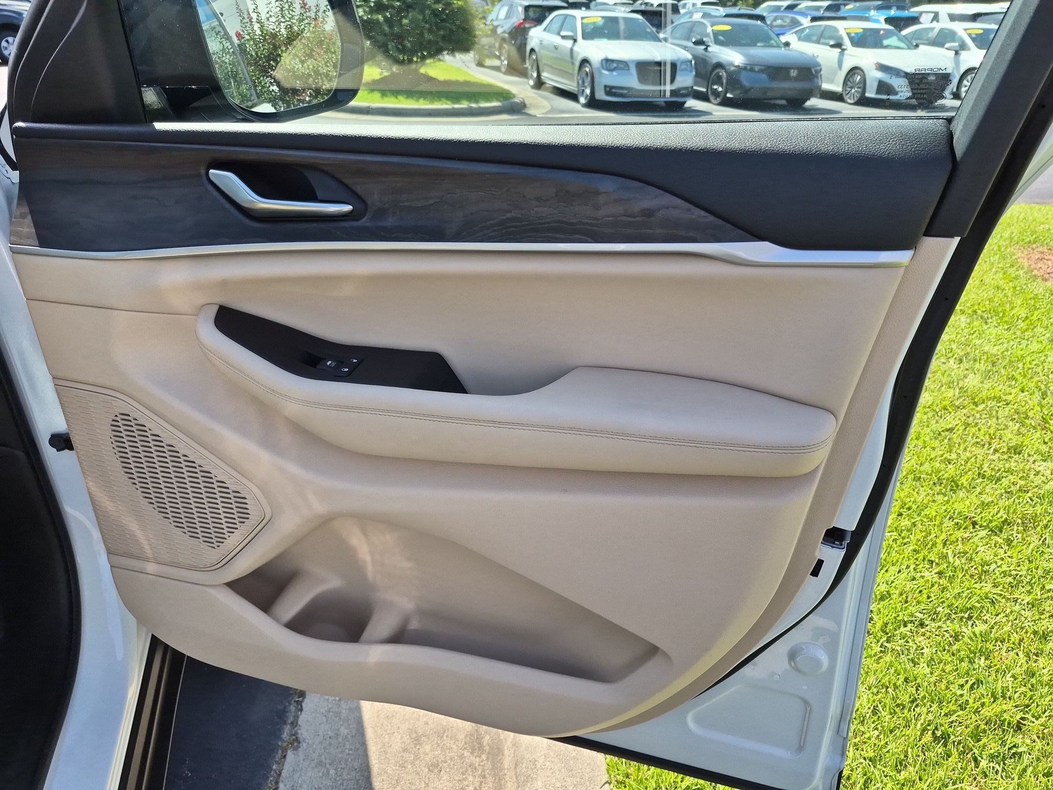 Used 2025 Jeep Grand Cherokee L Limited w/ Luxury Tech Group II RWD image 22
