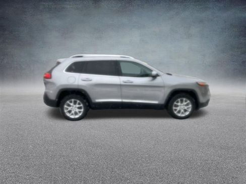 Used 2017 Jeep Cherokee Latitude image 9