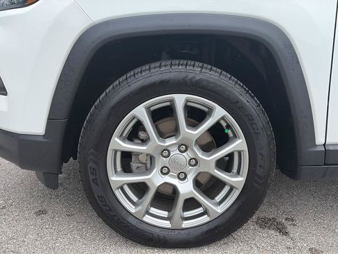Used 2022 Jeep Compass Latitude w/ Sun and Sound Group AWD/4WD image 9