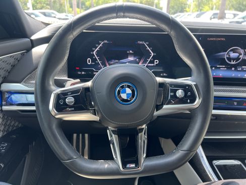Used 2023 BMW i7 xDrive60 w/ Executive Package 2 AWD/4WD image 18