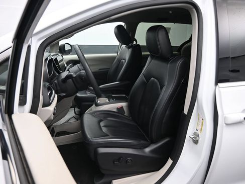 Used 2023 Chrysler Pacifica Touring-L FWD image 21