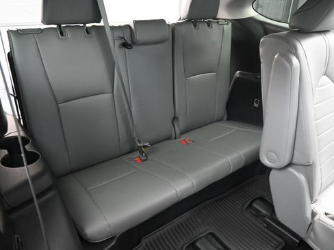 Used 2022 Toyota Highlander XLE image 27