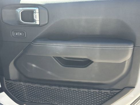 Used 2022 Jeep Wrangler Unlimited Sahara image 15