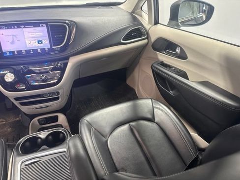 Used 2023 Chrysler Pacifica Touring-L FWD image 22