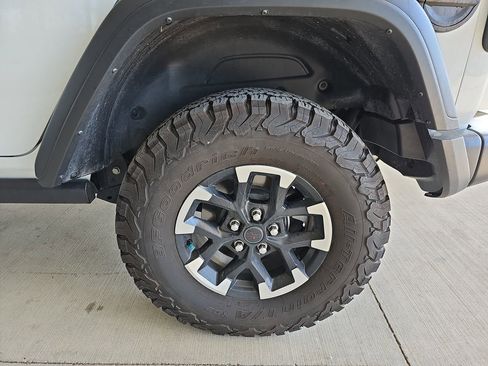 Used 2025 Jeep Wrangler Unlimited Rubicon w/ Convenience Group image 37