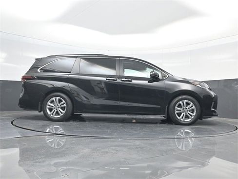 Used 2022 Toyota Sienna XSE image 58