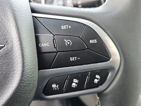 Used 2023 Chrysler Pacifica Touring-L image 9