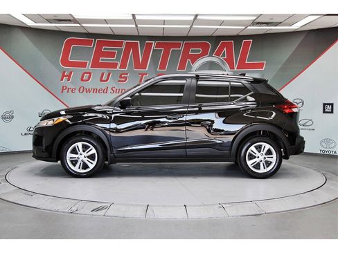 Certified 2025 Nissan Kicks Play S image 3