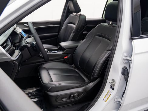 Used 2024 Jeep Grand Cherokee L Limited w/ Black Appearance Package image 15