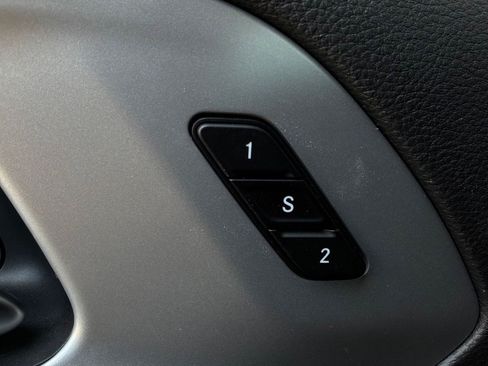 Used 2025 Chrysler Pacifica Limited FWD image 31