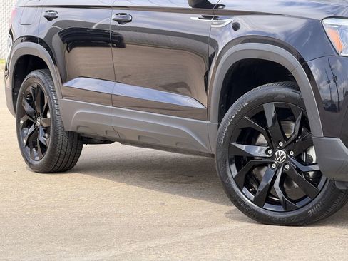 Used 2024 Volkswagen Taos SE image 12