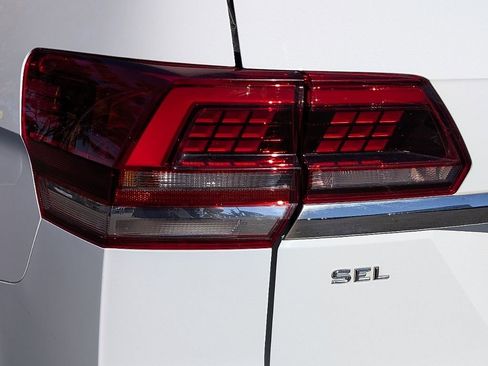 Used 2018 Volkswagen Atlas SEL Premium image 11