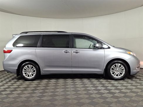 Used 2015 Toyota Sienna XLE image 10