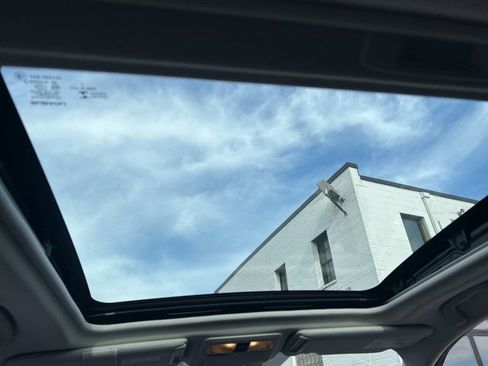 Used 2018 Subaru Forester 2.5i Premium w/ All-Weather Package image 16