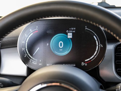 Used 2022 MINI Cooper 4-Door Hardtop w/ Signature Upholstery Package image 18