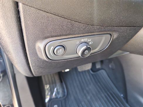 Used 2019 Chevrolet Equinox LT w/ Driver Convenience Package FWD image 23