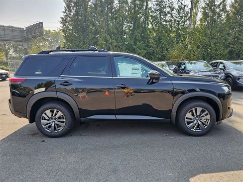 New 2025 Nissan Pathfinder SV image 4
