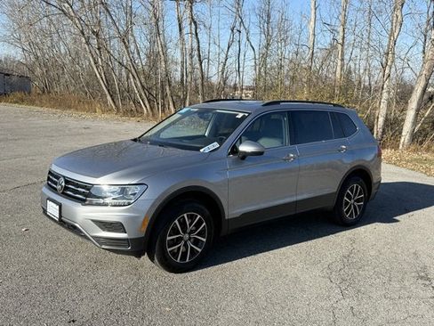 Certified 2019 Volkswagen Tiguan SE w/ Panoramic Sunroof Package image 3